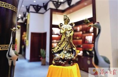 中国侨网走进一楼展区，一尊栩栩如生的妈祖圣像矗立正中央。