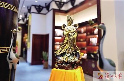 中国侨网走进一楼展区,一尊栩栩如生的妈祖圣像矗立正中央。
