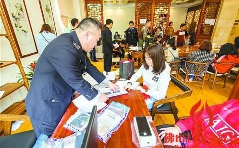 中国侨网昨日(2月19日),“飓风2016”打击盗抢专项行动被盗物品发还仪式上,展示的被盗手机。/佛山日报记者王澍摄