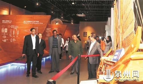 中国侨网17日，斯里兰卡旅游部部长约翰·阿马拉通加（左三）一行参观泉州湾古船陈列馆。（张九强 摄）