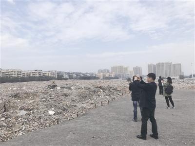中国侨网塘西村单体拆迁面积较大，观摩人员纷纷拍照。灵犀 摄
