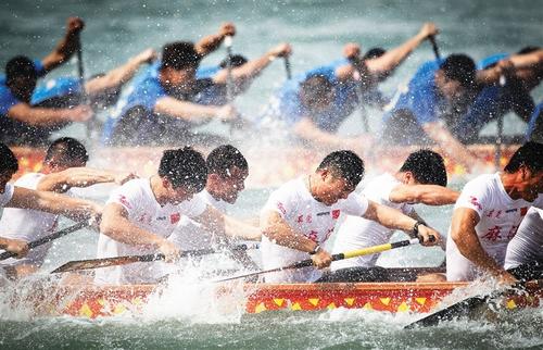 中国侨网中华龙舟大赛万宁站比赛中,在万宁市港北港,队员全力角逐比赛。本报记者 宋国强 摄