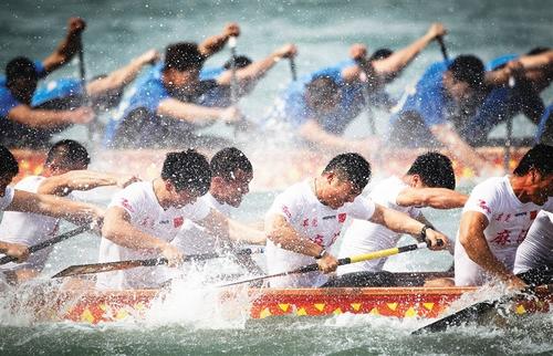 中国侨网中华龙舟大赛万宁站比赛中，在万宁市港北港，队员全力角逐比赛。本报记者 宋国强 摄