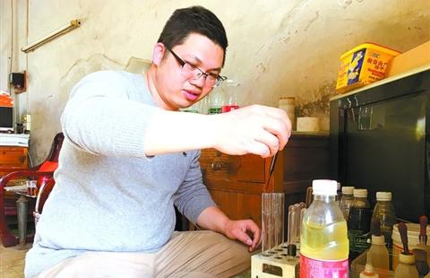 中国侨网骆光平对养鱼户带来的鱼塘水进行化验,推测鱼塘内藻类生长情况。