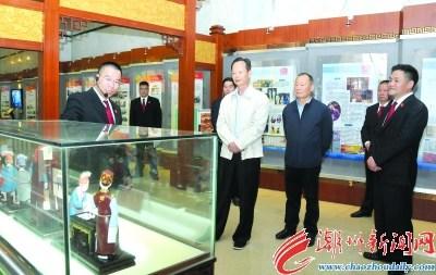 中国侨网2月21日下午,潮州市委书记李水华等到市法院调研,察看潮汕特色法院文化基地。 本报记者 陈宏文 摄