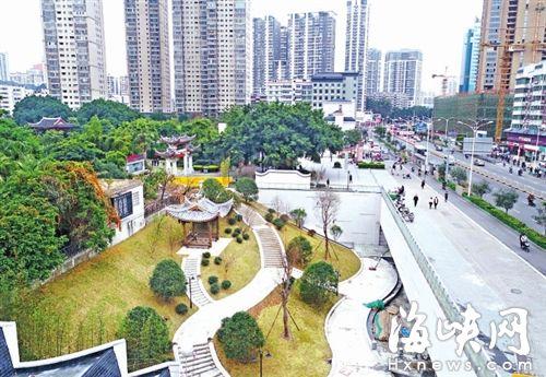 中国侨网茶亭公园西门前的“地下公园”，位于马路以下，落差十余米
