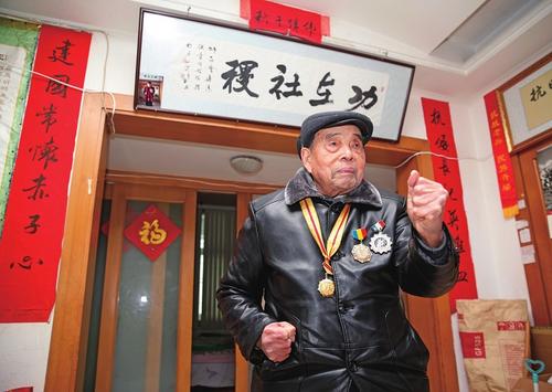 中国侨网吴尚志老人在家中展示南拳