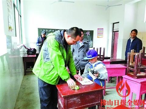 中国侨网佛山援藏工作队在下乡调研过程中，到当地学校了解教育情况。/佛山援藏工作队供图 
