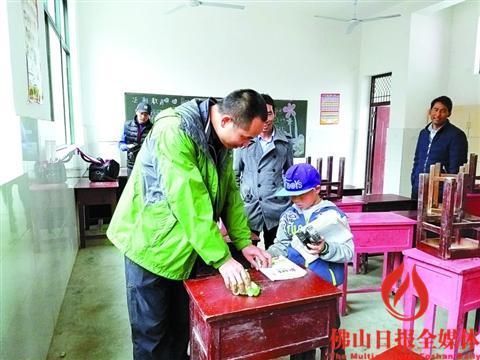 中国侨网佛山援藏工作队在下乡调研过程中,到当地学校了解教育情况。/佛山援藏工作队供图