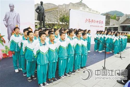 中国侨网学生们在梁启超铜像面前朗诵梁启超的经典作品，以此纪念梁启超。冯瑶君 摄