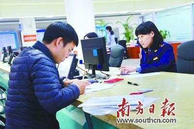 中国侨网江门推行“多证合一”改革,今后开办企业只需要跑一个窗口。全泽超摄