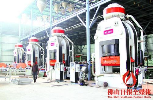 中国侨网科达洁能通过技术创新不断加快产品更新换代步伐。在此之前,科达洁能的陶瓷机械设备已广泛出口到印度等市场。 /佛山日报记者刘阳摄
