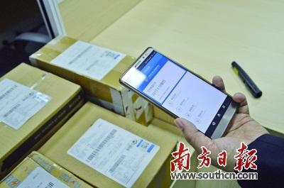 中国侨网日后,消费者只要扫一扫快递上的二维码即可掌握商品的全程溯源信息。 潘伟珊 摄