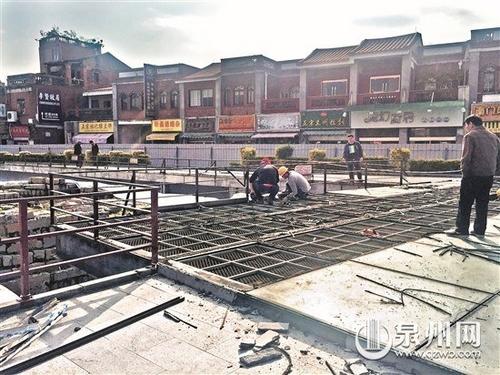 中国侨网施工人员正在对德济门遗址广场观赏台进行拆除作业