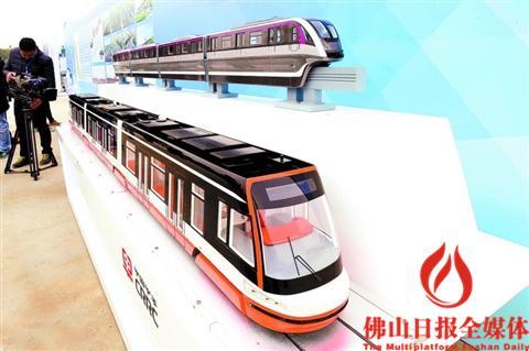 中国侨网高明有轨电车示范线首期工程动工仪式上展示的有轨电车模型。