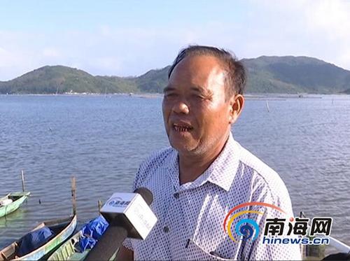 中国侨网文亚川向南海网记者讲述救人经过。南海网记者 高鹏 摄