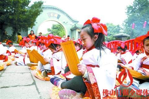 中国侨网参加活动的学子穿传统汉服朗诵《弟子规》。28日,三水区芦苞镇胥江祖庙举办“文昌高照·金榜题名”活动。/佛山日报记者陈浩森摄