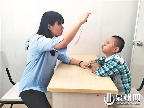 中国侨网共同传承传统文化 此次获评“教育世家”的林艺蓉一家也有说不尽的教育情缘。 林艺蓉说,自己之所以从事教师这个职业,与父母的从教经历分不开。林艺蓉年过八旬的母亲早在1959年就开始在晋江蚶江中心小学任教,而父亲林祖炳也曾经在该校担任兼课老师。父母在家营造出的书香氛围,以及对子女言传身教的教育方式,是林艺蓉选择教师这一职业的重要原因。1982年,从泉州师范学院毕业后,林艺蓉回到了母亲曾经从教的晋江蚶江中心小学担任教师,并在之后的30多年中,始终坚守在教书育人的岗位上。 同样受家庭氛围的影响,不仅林艺蓉的兄弟姐妹先后步入教师队伍,在去年8月,林艺蓉的女儿也在博士毕业后选择到华侨大学任教,家中的从教人数拓展至了7人。“现在,我们一家人既是老师也是民间灯谜传承人。”林艺蓉说,除了同父母一样投身于教育事业中,家人也受到身为传统灯谜专家的父亲的影响,不遗余力地将家乡的民间传统文化——“猜灯谜”传授给学生们。近年来,林艺蓉一直都参与学校的灯谜校本课程开发与教授,并通过自身的所学所知来为学生们传授传统文化。
