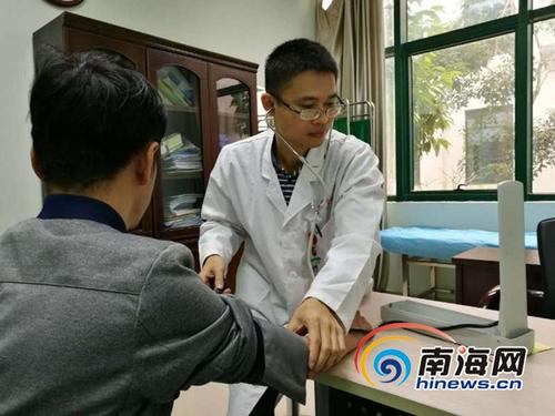 中国侨网万宁市人民医院的急诊科医生王茂武正在帮市民看病。南海网记者 高鹏 摄