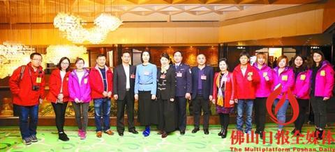 中国侨网昨日，部分佛山的全国人大代表与佛山日报社采访全国两会特派记者合影。佛山日报记龙翔摄