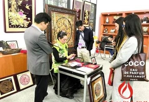 中国侨网饶宝莲展示佛山剪纸。受访者提供
