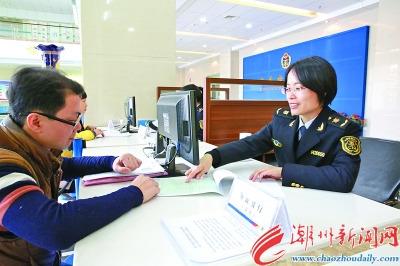 中国侨网工作人员正在为企业办理东盟原产地证。 肖烨 摄