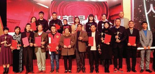 中国侨网颁奖典礼现场，“最美温州人”合影。 温都记者 王诚 黄攀/摄