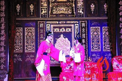 中国侨网粤剧名家在用岭南藏品还原的古戏台上演出。