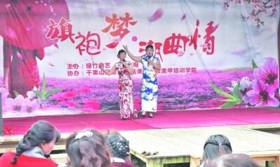 中国侨网5日下午,身着旗袍的票友上台演唱潮剧选段。 本报记者 黄春生 摄