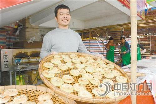 中国侨网“唛哥”冯述稂和他制作的辣木烧饼。