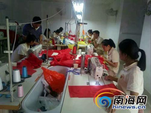 中国侨网残疾人在爱心服装厂工作。