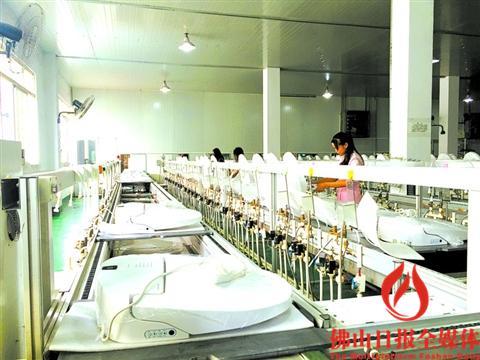 中国侨网 我市正加快推动制造业从数量扩张向质量提高的战略性转变。在法恩洁具自动生产线上,工人认真检测组装好的马桶盖。/资料图片