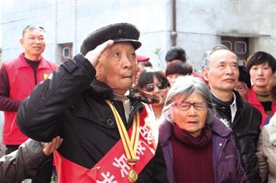 中国侨网隔着80年的迢迢岁月，老兵彭康昌向着他的朱团长敬了一个标准的军礼。