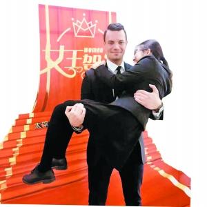 中国侨网得到“男神”的抱抱，女员工笑开怀。