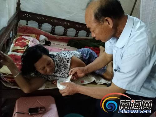 中国侨网陈彩英腰椎骨折后无法下床，吃喝拉撒都要人在旁照顾。