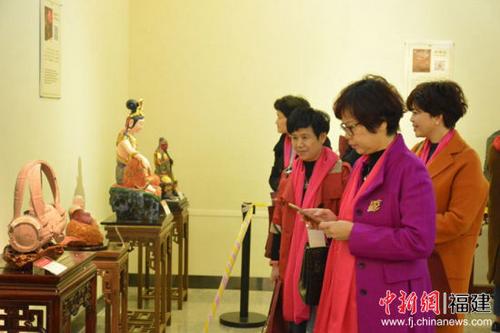 中国侨网泉州巾帼巧匠精品展涉及陶瓷、木雕、玉石雕、影雕、漆线雕等多种代表性技艺品种。