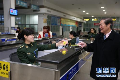 中国侨网张明娟热情为旅客提供通关服务  图片来源：新华网