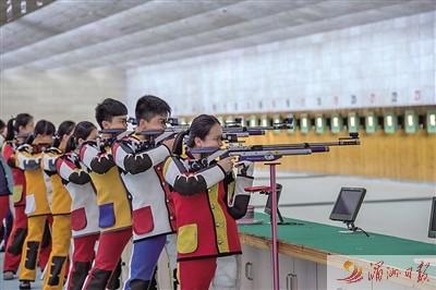 中国侨网射击馆内，运动员们积极备战。