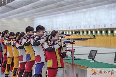 中国侨网射击馆内,运动员们积极备战。