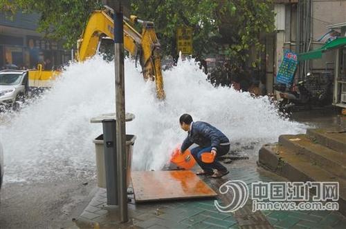 中国侨网有群众在爆管处接水。