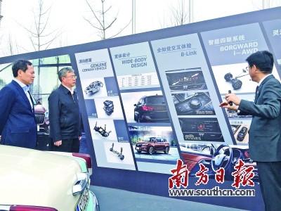 中国侨网佛山市委书记鲁毅（中）在听取福田汽车的新产品介绍。南方日报记者 王伯乐 摄