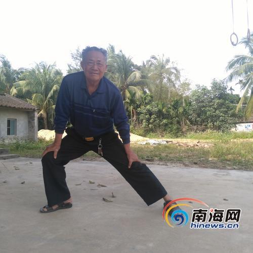 中国侨网李才武在压腿。