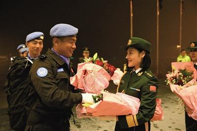 中国侨网女战友为维和英雄献上鲜花。陈晨 摄