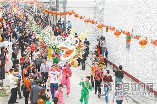 中国侨网庙会期间最引人入胜的就是巡游，巡游线路上每一处地方都有群众夹道围观。