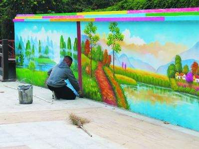 中国侨网在台湾社区营造团队的指导下，园坂村村民在做墙体彩绘，美化乡村环境。