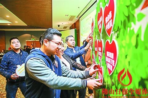 中国侨网3月14日,2017佛山第二届健康产业博览会新闻发布会举行,现场首批联盟单位成员将象征爱心的果实挂上象征着博览会的大树。 佛山日报记者王澍摄
