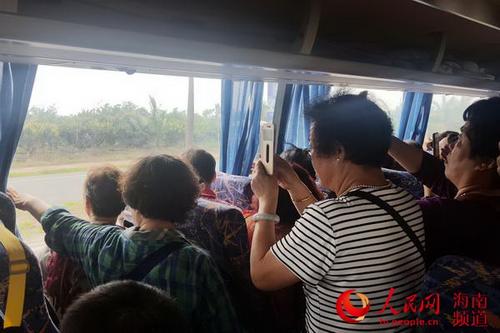 中国侨网游客在车上外观文昌航天城
