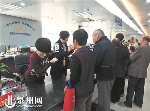 中国侨网工作人员现场帮退休人员“刷脸”