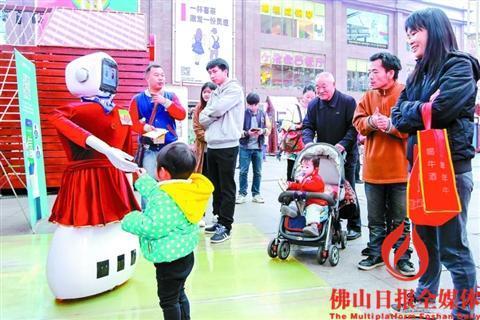 中国侨网活动现场，智能机器人向驻足围观的市民介绍消费维权知识。 佛山日报记者周春摄