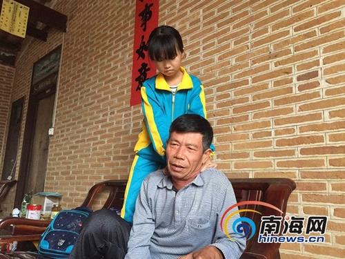 中国侨网冯静怡给爷爷按摩。南海网记者 高鹏 摄